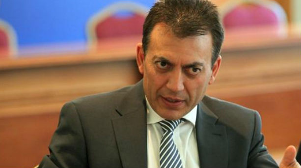 Βρούτσης: Δεν θα μειωθούν μισθοί και συντάξεις