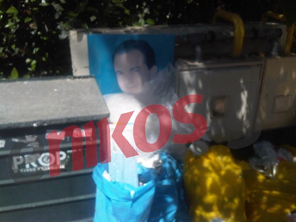 ΦΩΤΟ-Η αφίσα του Καραμανλή στα σκουπίδια