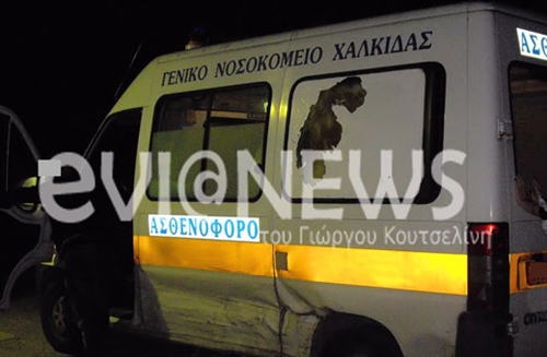 ΦΩΤΟ-Σπρώχνουν το ασθενοφόρο με τη νεκρή μηχανή