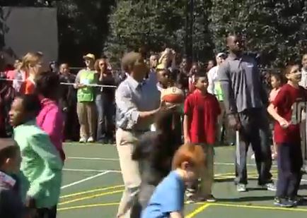 ΒΙΝΤΕΟ- Ο Ομπάμα παίζει μπάσκετ