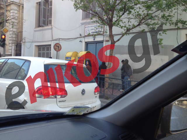 ΦΩΤΟ – Έξω από το κέντρο αστέγων στην Πειραιώς