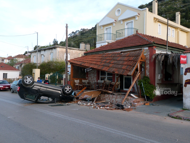 Μπήκε με το ΙΧ στην καφετέρια