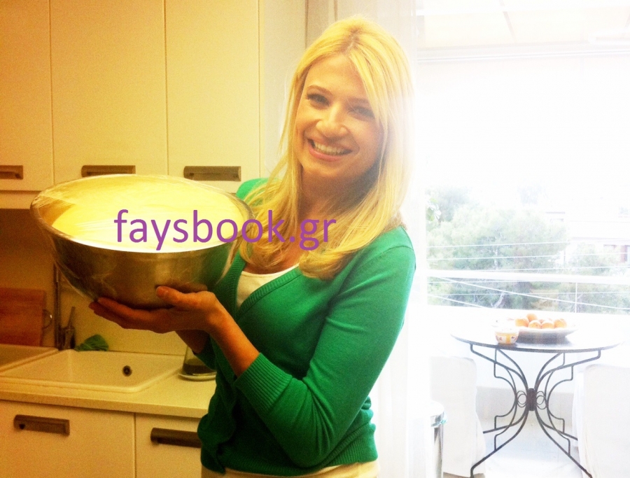 H Φαίη Σκορδά φτιάχνει τσουρέκι