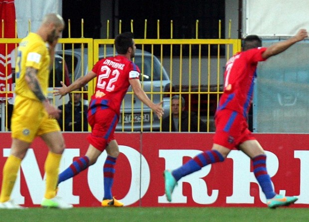 Η “πλατεία” πανηγυρίζει την παραμονή