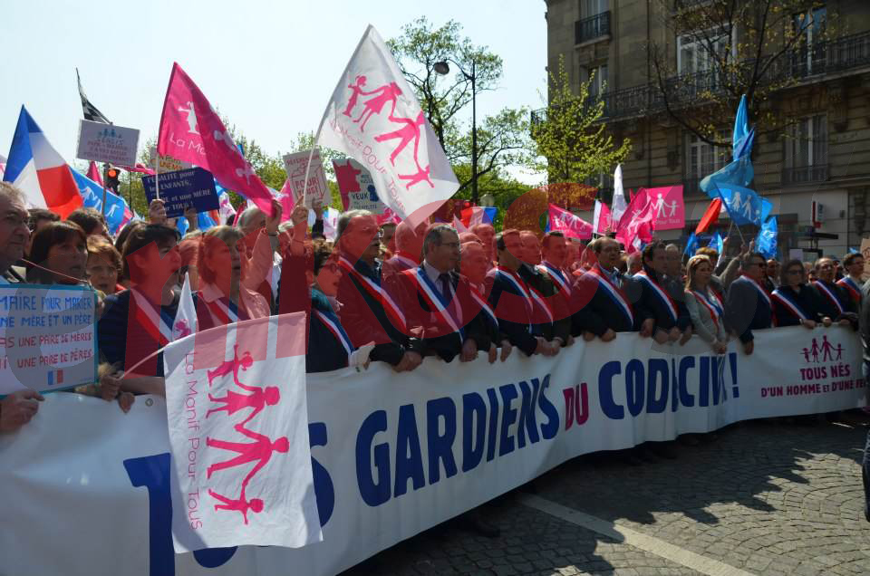 ΦΩΤΟ-Παρίσι: Διαμαρτυρία κατά των gay γάμων