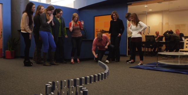 ΒΙΝΤΕΟ:Ντόμινο με 10.000 iPhone