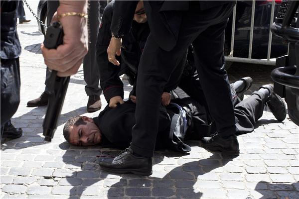 «Δεν είναι τρελός, άνεργος είναι»