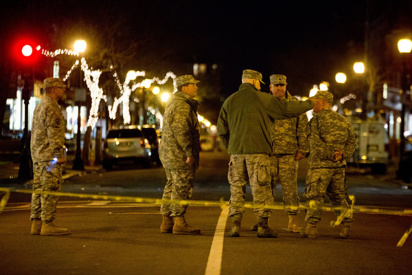 Ένοπλοι αστυνομικοί στους δρόμους της Βοστώνης