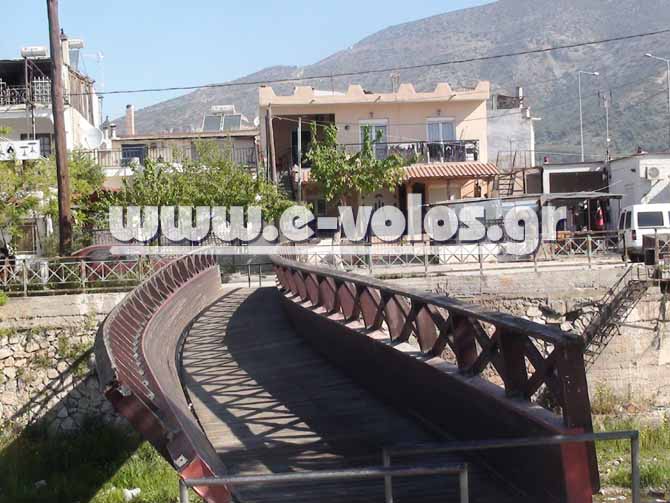 ΒΙΝΤΕΟ-Επικίνδυνη γέφυρα στον Βόλο