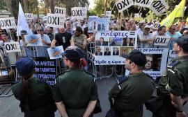 ΦΩΤΟ- Διαμαρτυρίες έξω από την κυπριακή Βουλή