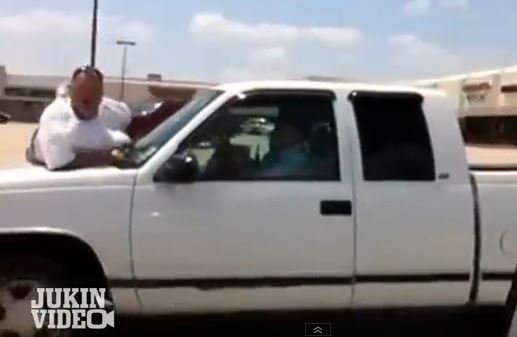 ΒΙΝΤΕΟ-Αν δείτε έναν πεζό στο καπό του ιχ καλέστε την αστυνομία