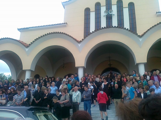 Οδύνη στην κηδεία της δολοφονημένης μητέρας