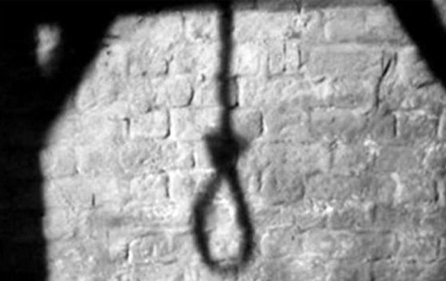 Βρήκε κρεμασμένο τον πατέρα του