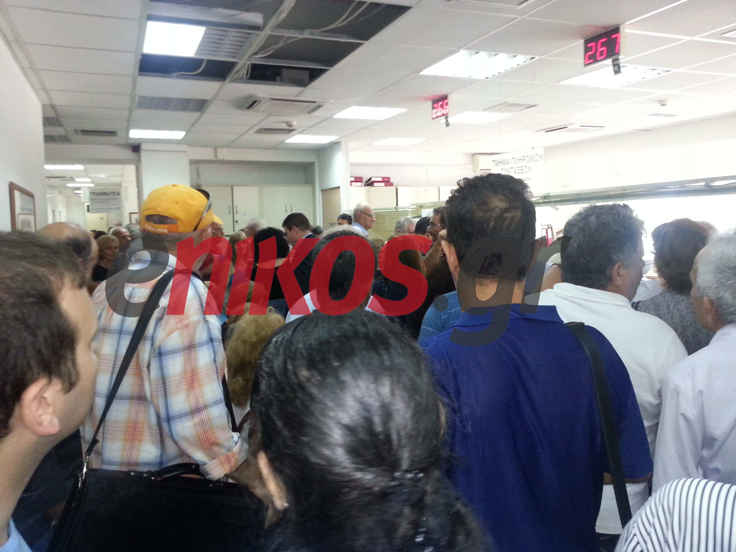 ΦΩΤΟ-Χάος στο ΙΚΑ Πειραιά