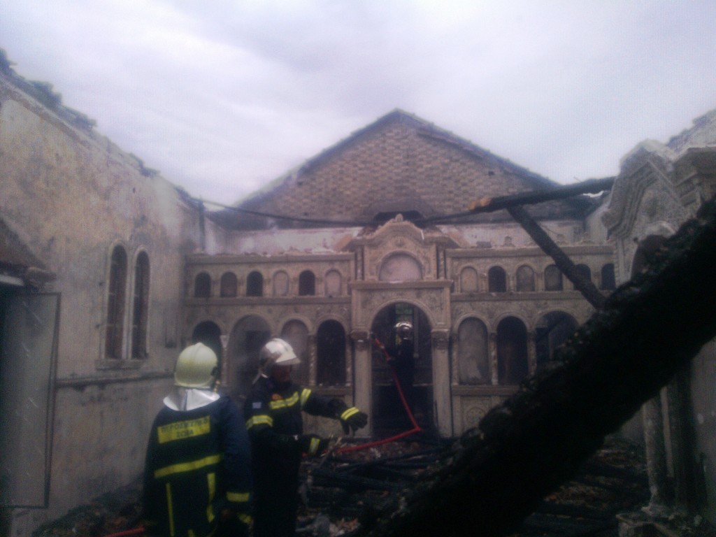 ΦΩΤΟ-Ο ναός έγινε…στάχτη