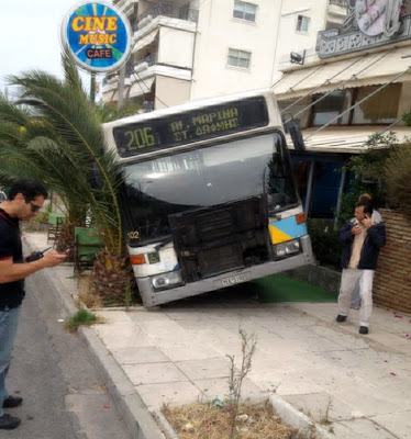 Έτσι το λεωφορείο “καρφώθηκε” σε καφετέρια