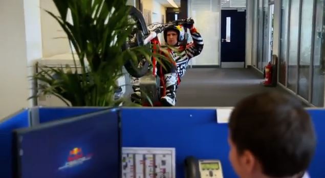 ΒΙΝΤΕΟ-Freestyle trial σε… γραφεία