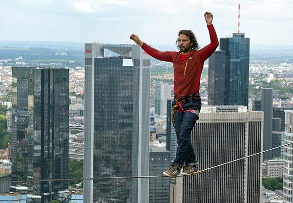 Υψοφοβικός περπάτησε 185 μ. πάνω από το έδαφος
