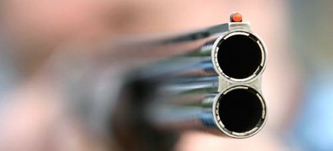 Έβγαλε καραμπίνα στον κουμπάρο του