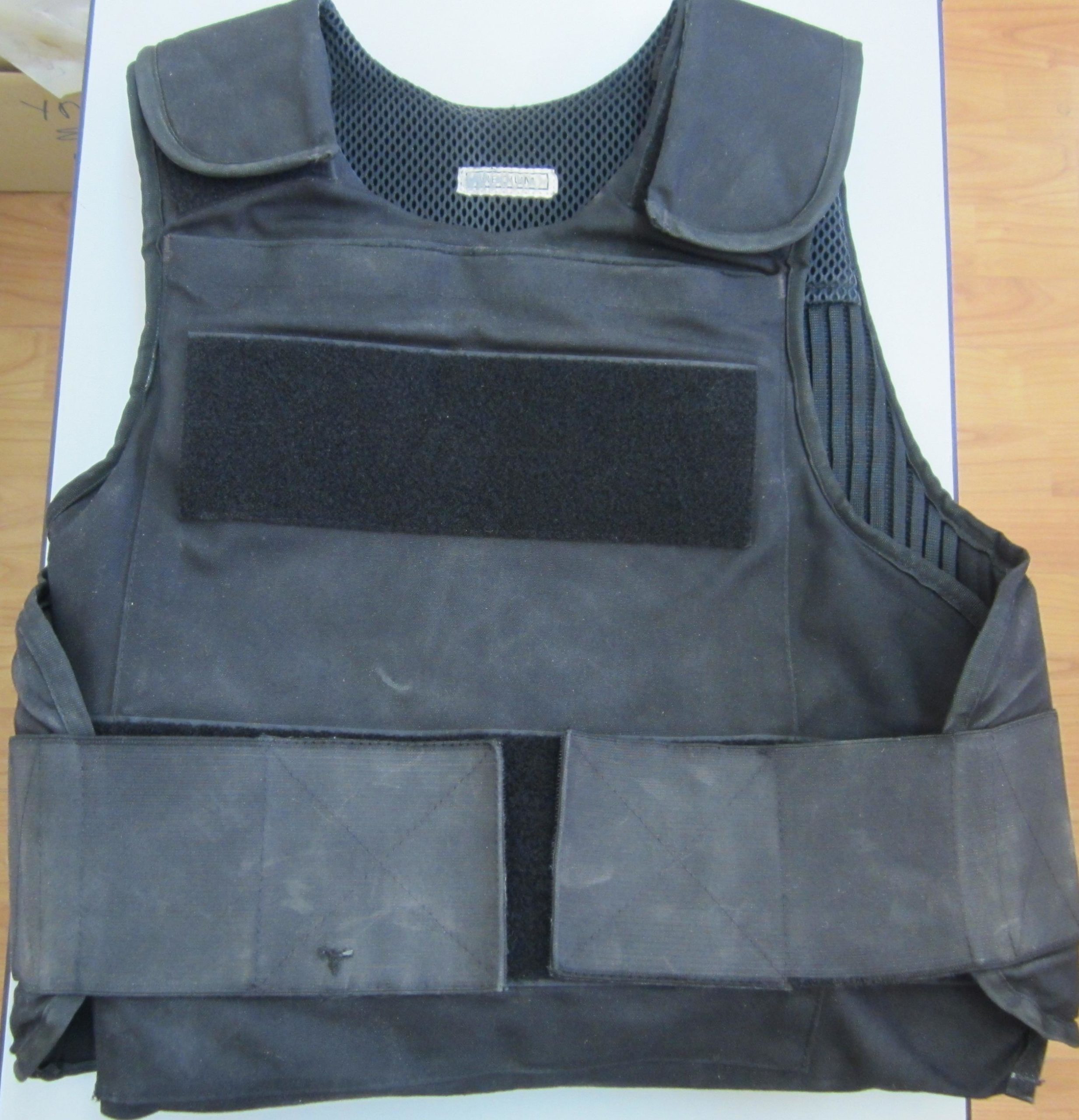 ΦΩΤΟ-Το αλεξίσφαιρο του αστυνομικού που δέχθηκε σφαίρες