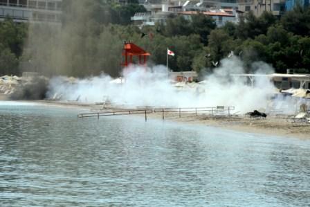 ΦΩΤΟ-Ελεγχόμενη έκρηξη στην πλαζ Βουλιαγμένης