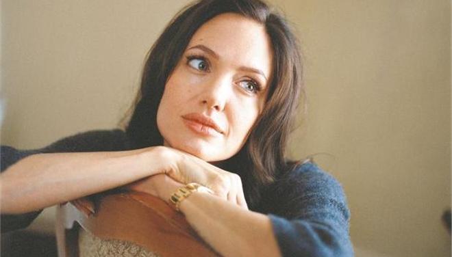 Τζoλί: Δε νιώθω λιγότερο γυναίκα