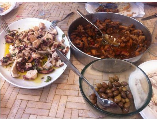 Η Μενεγάκη, το χταπόδι και οι σουπιές