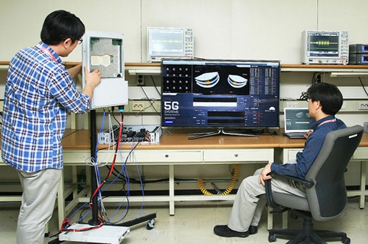 Η Samsung «τρέχει» με 5G