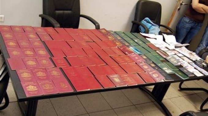 «Φάμπρικα» με πλαστά διαβατήρια