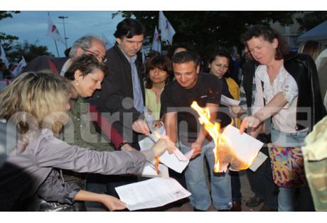 ΒΙΝΤΕΟ-Έκαψαν τα φύλλα πορείας