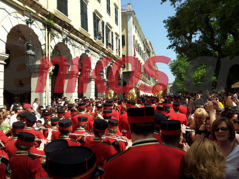 ΦΩΤΟ-Κέρκυρα: Στην πλατεία του Λιστόν