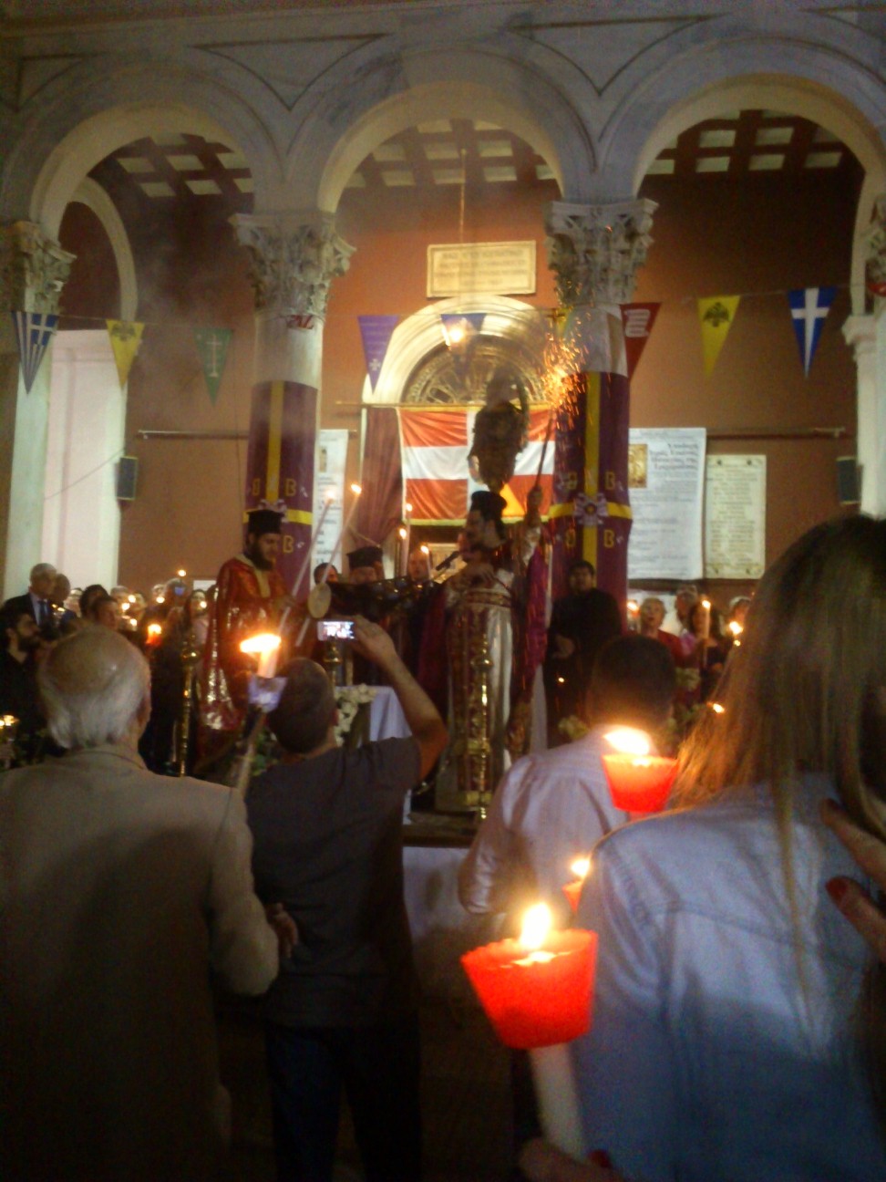 ΒΙΝΤΕΟ-Ιερέας έριχνε βεγγαλικά στο Χριστός Ανέστη