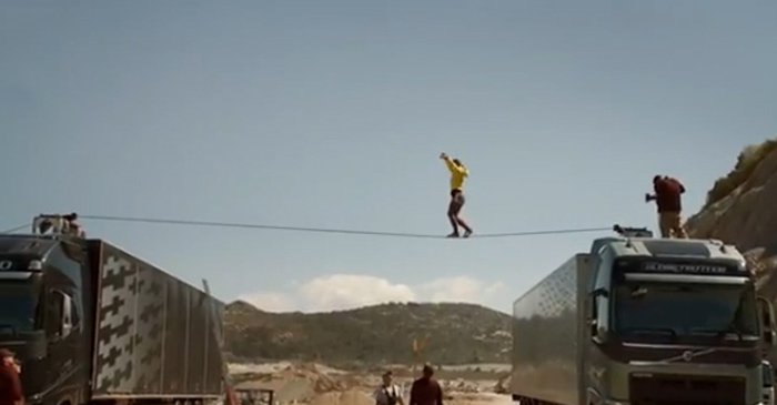 ΒΙΝΤΕΟ-Ισορροπία σε 2 νταλίκες