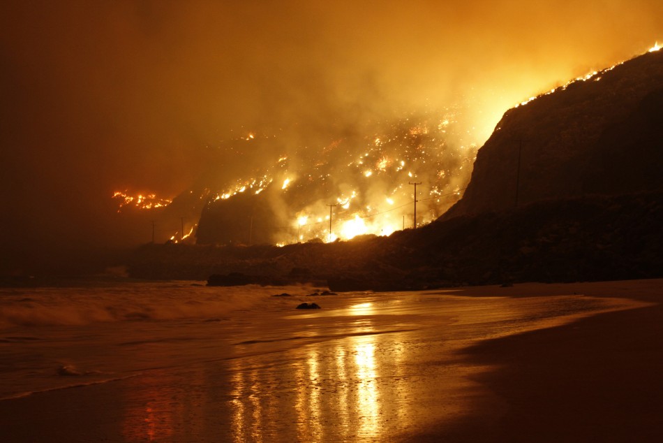 Η φωτιά κατακαίει την Καλιφόρνια