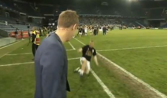 Έκανε τάκλιν στον ρεπόρτερ