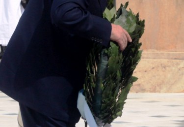 Δεν επέτρεψαν σε βουλευτή της Χ.Α. να καταθέσει στεφάνι