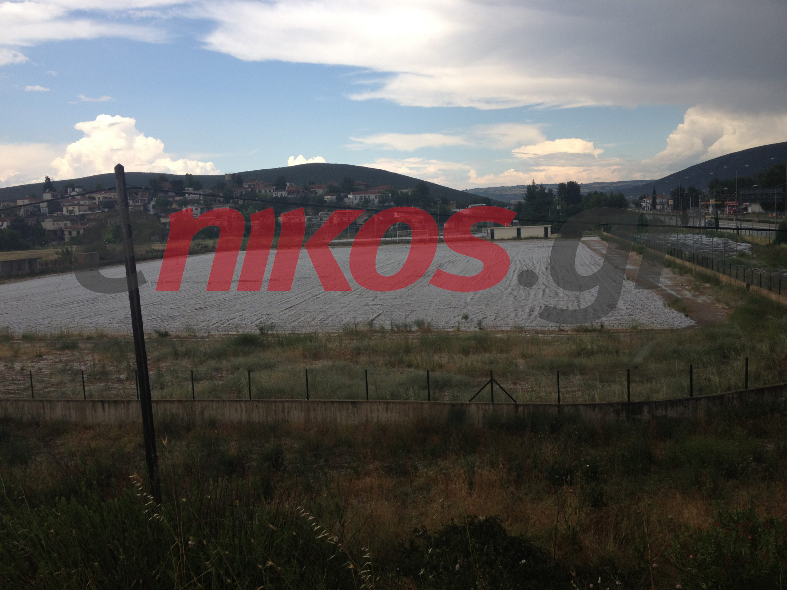 ΦΩΤΟ-Το χαλάζι κάλυψε το γήπεδο