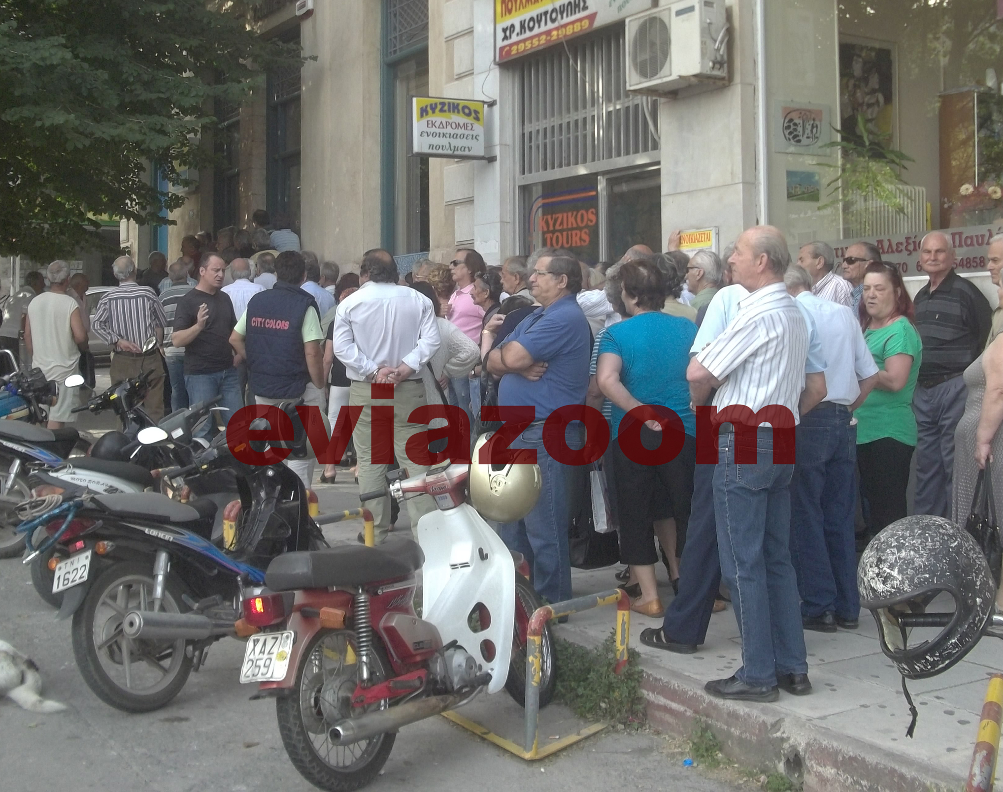 ΦΩΤΟ-Ουρές στις τράπεζες για τη σύνταξη