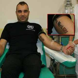 ΦΩΤΟ-Το ναζιστικό τατουάζ του βουλευτή της Χρυσής Αυγής
