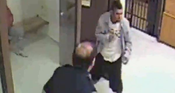 ΒΙΝΤΕΟ-Κρατούμενος επιτίθεται σε αστυνομικούς