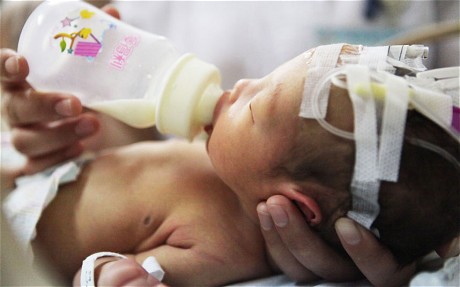 Βρήκαν τη μητέρα που πέταξε το μωρό της στον υπόνομο