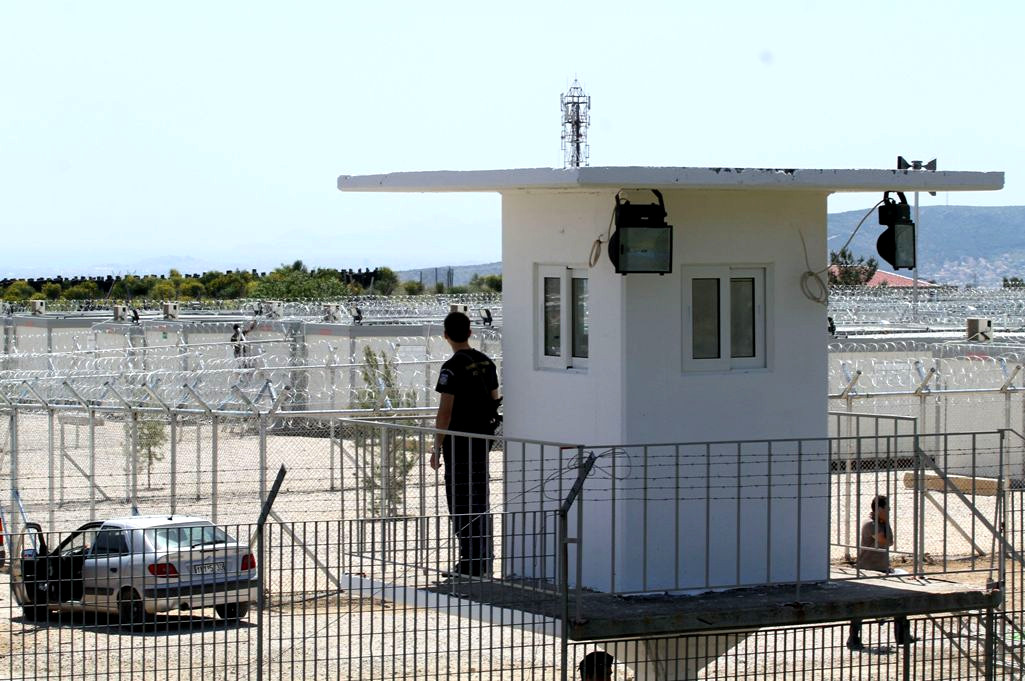 Διαψεύδει το υπουργείο ότι στρατόπεδα γίνονται φυλακές