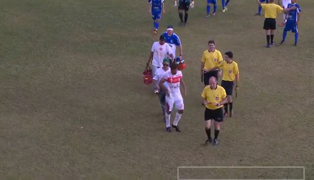 Προπονητής «άρπαξε» διαιτητή