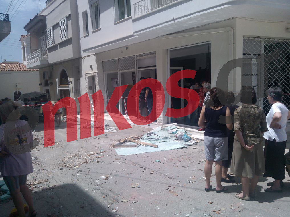 ΦΩΤΟ- Οι κάτοικοι της Σαλαμίνας στο σημείο της έκρηξης