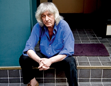 Ο Κηλαηδόνης στον κήπο του Μεγάρου