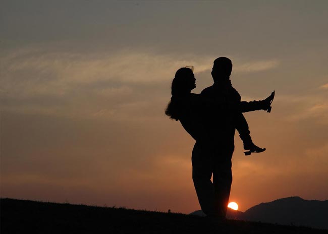 Επιλέγουμε για σύντροφο τον… μπαμπά ή τη μαμά μας;