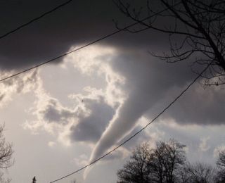 2 νεκροί από τους ανεμοστρόβιλους