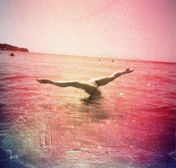 ΦΩΤΟ – Χορεύει και στη θάλασσα