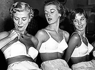 Για πρώτη φορά στηθόδεσμος…