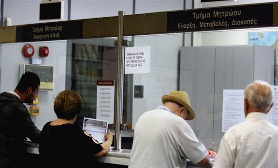 Μπαίνει χέρι στις καταθέσεις